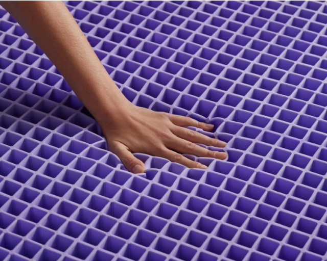 Someone pressing their hand into the GelFlex Grid®.